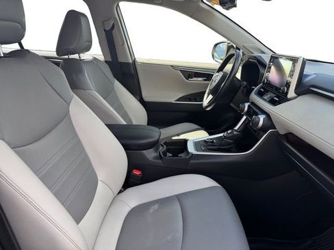 Used 2019 Toyota RAV4 Limited image 17