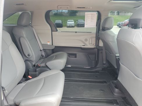 Used 2021 Toyota Sienna XLE AWD/4WD image 33