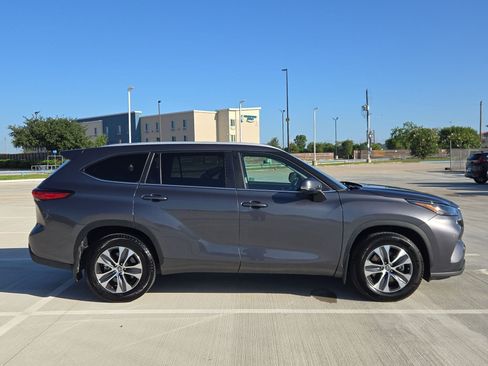Used 2023 Toyota Highlander XLE FWD image 2