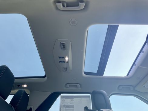 New 2026 Land Rover Discovery Limited Edition AWD/4WD image 17