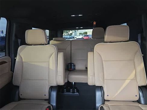 Used 2022 Chevrolet Suburban Premier image 20