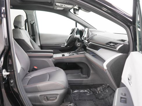 Used 2024 Toyota Sienna XSE FWD image 11