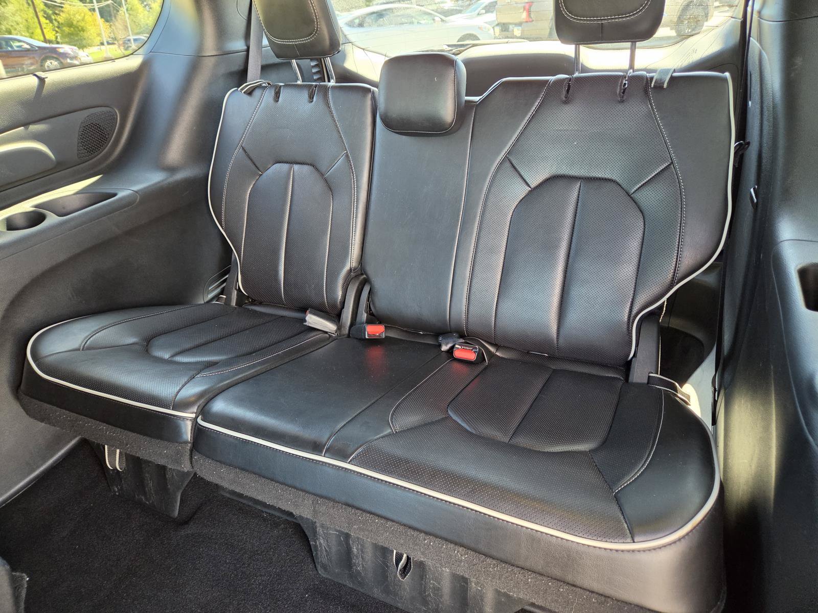 Used 2025 Chrysler Pacifica Limited FWD image 31