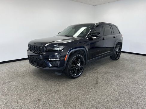 Used 2024 Jeep Grand Cherokee Limited w/ Black Appearance Package image 16