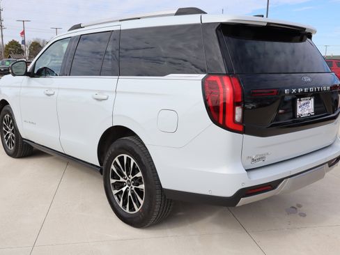 Used 2025 Ford Expedition Platinum image 7