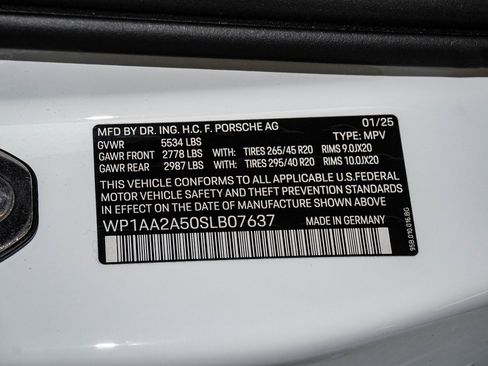 Certified 2025 Porsche Macan image 30