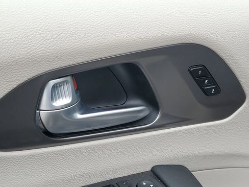Used 2024 Chrysler Pacifica Touring-L FWD image 22