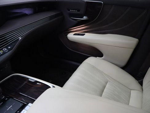 Used 2020 Lexus LS 500 w/ Interior Upgrade Package image 28