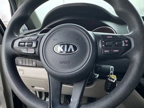 Used 2017 Kia Sedona L image 9