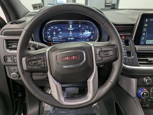 Used 2023 GMC Yukon SLT w/ SLT Luxury Package image 18