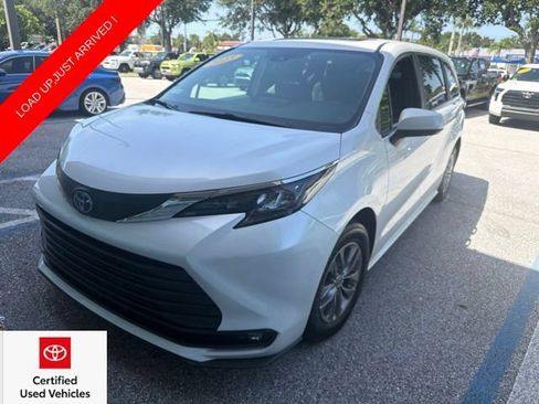 Used 2025 Toyota Sienna XLE FWD image 3
