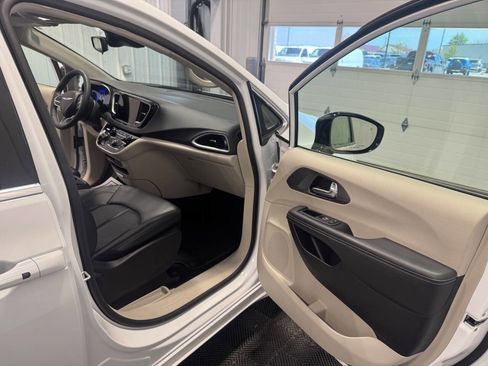 Used 2024 Chrysler Pacifica Touring-L FWD image 17