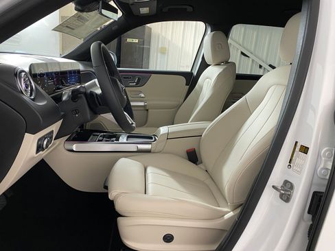 New 2025 Mercedes-Benz GLB 250 4MATIC image 4