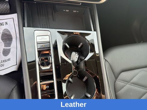 Used 2025 Volkswagen Atlas SE AWD/4WD image 17