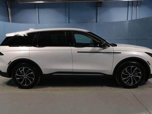 Used 2025 Lincoln Nautilus Premier image 36