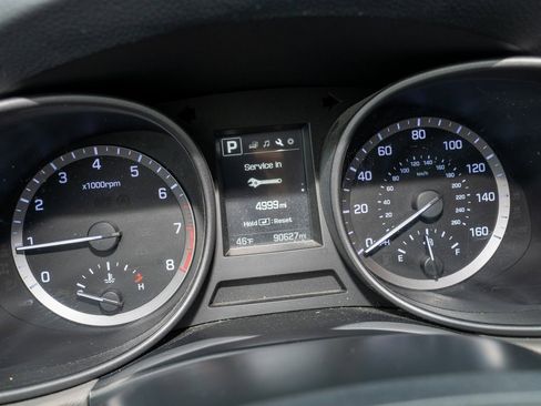 Used 2018 Hyundai Santa Fe Sport image 16