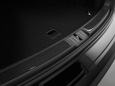 Certified 2026 Porsche Macan AWD/4WD image 19