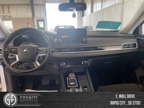Used 2024 Mitsubishi Outlander FWD image 16
