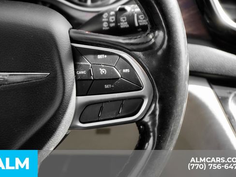 Used 2019 Chrysler Pacifica Touring-L image 33