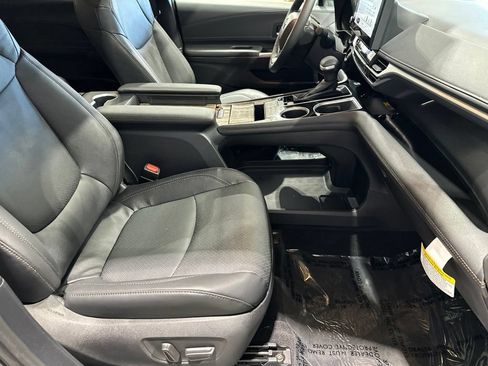 Used 2025 Toyota Sienna Platinum AWD/4WD image 16