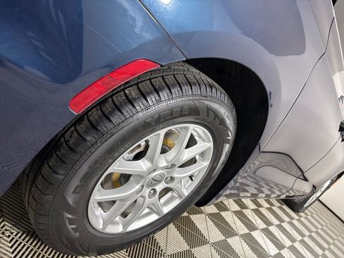 Used 2021 Chrysler Pacifica Touring-L w/ Uconnect Theater Family Group image 34