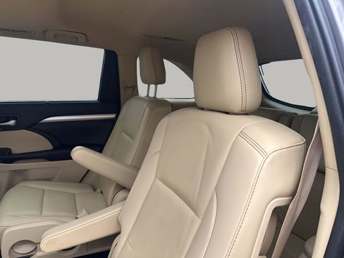 Used 2019 Toyota Highlander XLE image 19