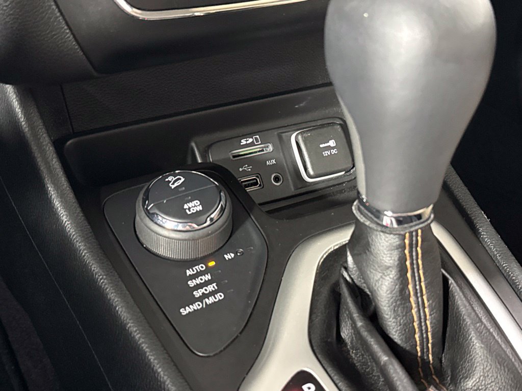 Used 2016 Jeep Cherokee Limited AWD/4WD image 26