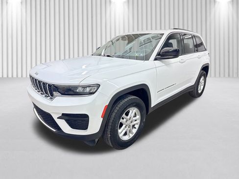 Used 2023 Jeep Grand Cherokee Laredo image 13