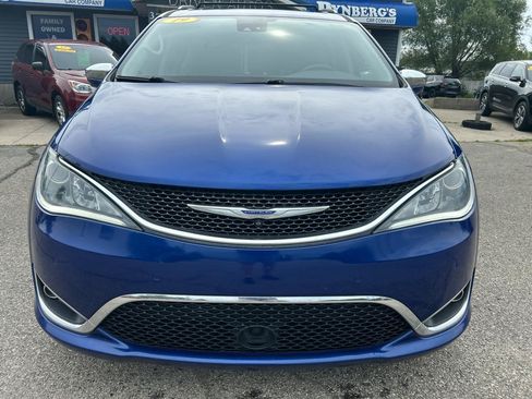 Used 2019 Chrysler Pacifica Limited w/ Tire & Wheel Group FWD image 6