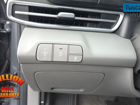 Used 2024 Hyundai Elantra SE FWD image 13