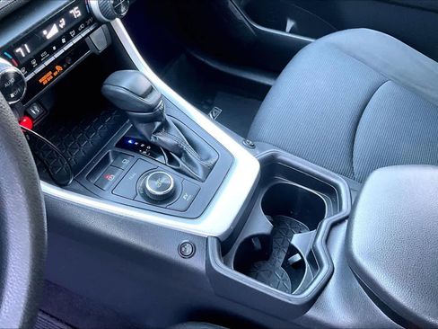 Used 2019 Toyota RAV4 LE w/ Carpet Mat Package image 15