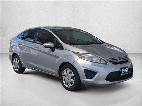 Used 2013 Ford Fiesta SE FWD image 3