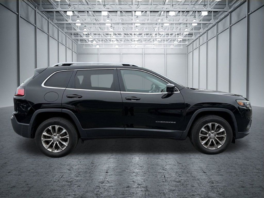 Used 2019 Jeep Cherokee Latitude Plus w/ Cold Weather Group AWD/4WD image 23