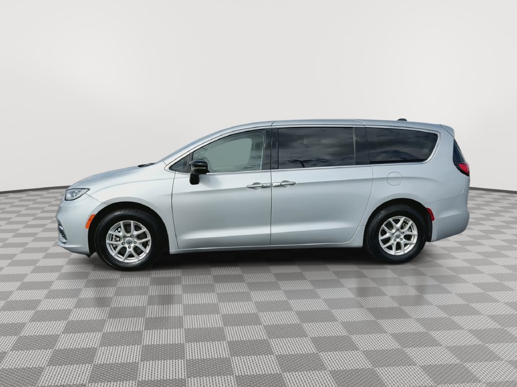 Used 2024 Chrysler Pacifica Touring-L FWD image 5
