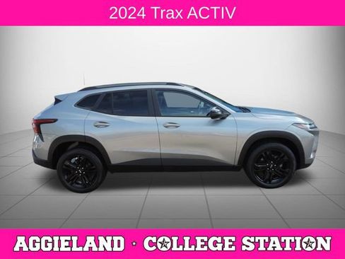 Used 2024 Chevrolet Trax ACTIV w/ Sunroof Package FWD image 2