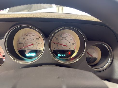 Used 2014 Dodge Challenger SXT RWD image 19