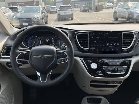 Used 2023 Chrysler Pacifica Touring-L FWD image 27