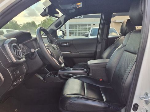 Used 2021 Toyota Tacoma TRD Sport w/ TRD Premium Sport Package AWD/4WD image 17