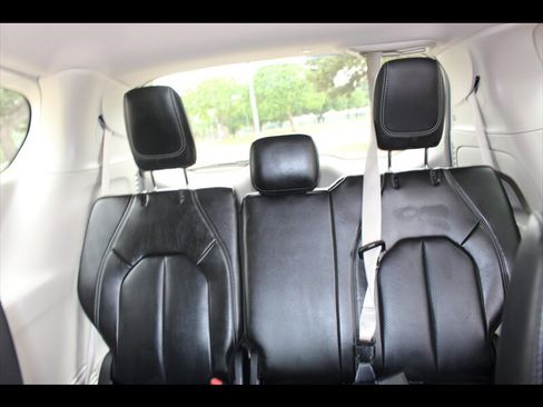 Used 2023 Chrysler Pacifica Touring-L FWD image 13
