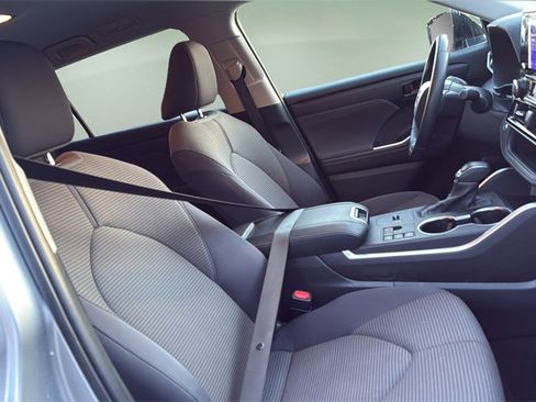 Used 2024 Toyota Highlander LE image 15