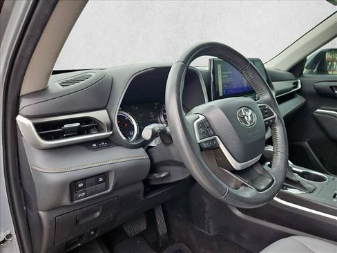 Used 2023 Toyota Highlander Bronze Edition FWD image 10