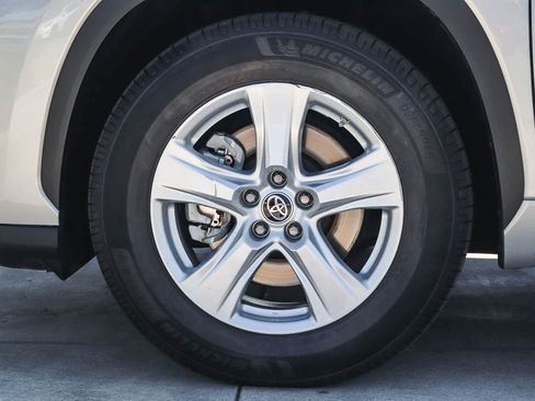 Used 2021 Toyota Highlander L FWD image 7