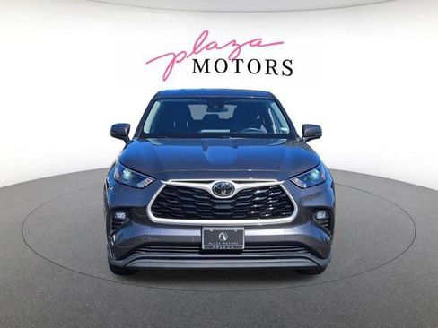 Used 2024 Toyota Highlander LE AWD/4WD image 2