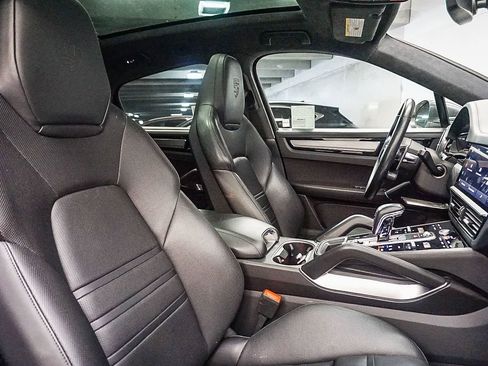 Certified 2022 Porsche Cayenne Turbo AWD/4WD image 17