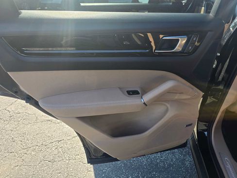 Used 2023 Porsche Cayenne Platinum Edition image 20