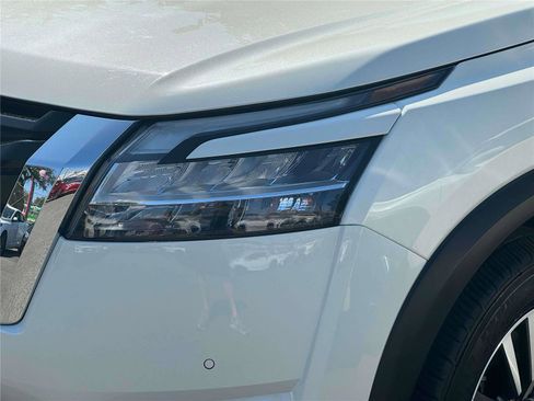 Used 2024 Nissan Pathfinder SL image 8