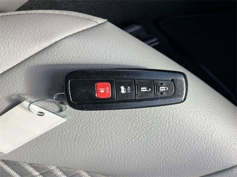 Used 2024 Toyota Camry SE image 33