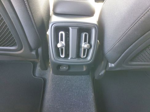 Used 2024 Volvo XC40 B5 Core AWD/4WD image 12