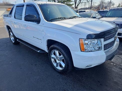 Used 2010 Chevrolet Avalanche LT w/ Luxury Package image 2