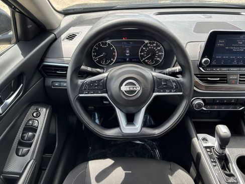Used 2025 Nissan Altima 2.5 SV FWD image 34